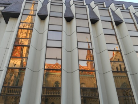 Chiesa di Mattia riflessa sulle vetrate dell'Hotel Hilton